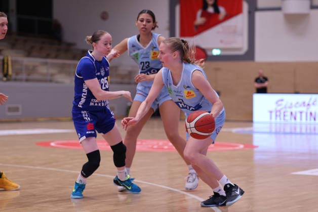 02.04.2026, Basketball, Frauen, Saison 2025 2026, Toyota Damen Basketball Bundesliga, Playoffs, Saarlouis Royals - Basketball-Club Marburg e.V., Elina Koskimies (Saarlouis Royals), Brynn Shoup-Hill (Saarlouis Royals), Caitlyn Jones (Basketball-Club Marburg e.V.) Saarlouis Stadtgartenhalle Saarland Deutschland (DEU) Copyright: xSebastianxBachx