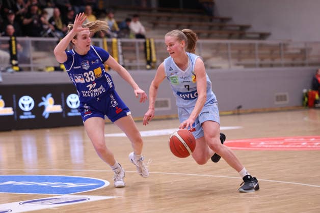 02.04.2026, Basketball, Frauen, Saison 2025 2026, Toyota Damen Basketball Bundesliga, Playoffs, Saarlouis Royals - Basketball-Club Marburg e.V., Elina Koskimies (Saarlouis Royals), Greta Kampschroeder (Basketball-Club Marburg e.V.) Saarlouis Stadtgartenhalle Saarland Deutschland (DEU) Copyright: xSebastianxBachx