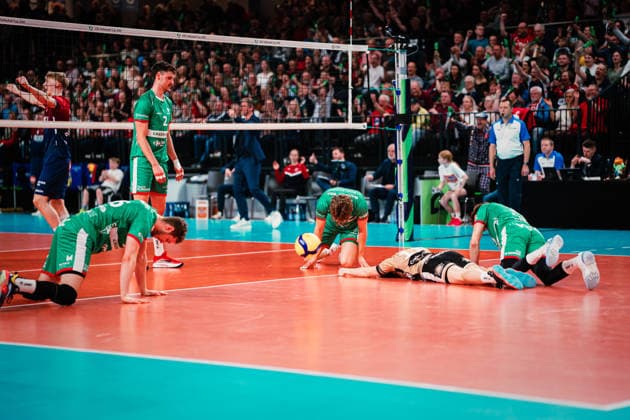 CEV Cup: SVG Lüneburg - Greenyard Maaseik, 02.04.2026 Greenyard Maaseik scheitert daran, den Ball zu bekommen; CEV Volleyball Cup, Halbfinale, Rückspiel: SVG Lüneburg vs. Greenyard Maaseik am 02.04.2026 in der LKH-Arena, Lüneburg Copyright: xBEAUTIFULxSPORTS Tonhäuserx