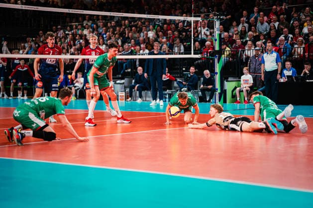 CEV Cup: SVG Lüneburg - Greenyard Maaseik, 02.04.2026 Greenyard Maaseik scheitert daran, den Ball zu bekommen; CEV Volleyball Cup, Halbfinale, Rückspiel: SVG Lüneburg vs. Greenyard Maaseik am 02.04.2026 in der LKH-Arena, Lüneburg Copyright: xBEAUTIFULxSPORTS Tonhäuserx