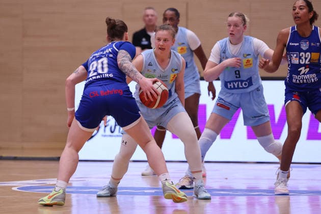 02.04.2026, Basketball, Frauen, Saison 2025 2026, Toyota Damen Basketball Bundesliga, Playoffs, Saarlouis Royals - Basketball-Club Marburg e.V., Roosa Lehtoranta (Saarlouis Royals), Lea Debeljak (Basketball-Club Marburg e.V.) Saarlouis Stadtgartenhalle Saarland Deutschland (DEU) Copyright: xSebastianxBachx