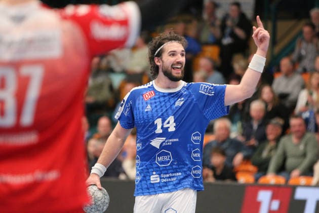 02.04.2026 Handball Herren 2025 2026 2. Handball-Bundesliga 26. Spieltag Dessau-Roßlauer HV 06 - TUSEM Essen Anhalt Arena Dessau Jakub Powarzynski (Dessau, 14, blau) mit einer Ansage an sein Team. Dessau-Roßlau Sachsen-Anhalt Deutschland