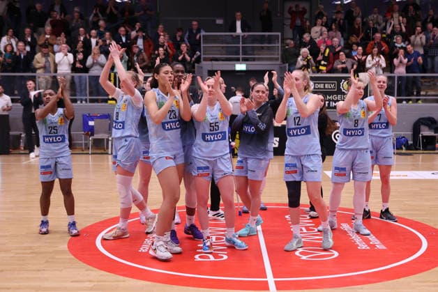 02.04.2026, Basketball, Frauen, Saison 2025 2026, Toyota Damen Basketball Bundesliga, Playoffs, Saarlouis Royals - Basketball-Club Marburg e.V., Die Mannschaft (Saarlouis Royals) feiert den Sieg Saarlouis Stadtgartenhalle Saarland Deutschland (DEU) Copyright: xSebastianxBachx