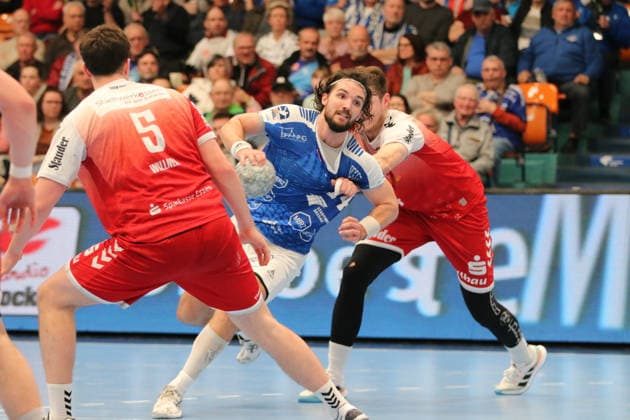 02.04.2026 Handball Herren 2025 2026 2. Handball-Bundesliga 26. Spieltag Dessau-Roßlauer HV 06 - TUSEM Essen Anhalt Arena Dessau Jakub Powarzynski (Dessau, 14, blau) kann von Maximilian Hejny (Essen, 64, rot) nicht aufgehalten werden. Dessau-Roßlau Sachsen-Anhalt Deutschland