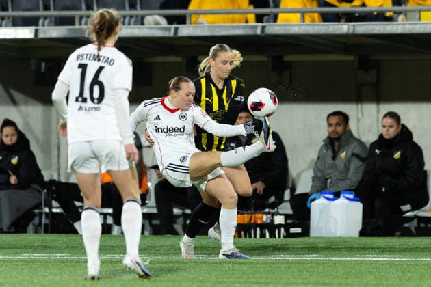 260402 Lisanne Gräwe of Eintracht Frankfurt and Tilde Karlsson of Häcken during the UEFA Women s Europa Cup semifinal between Häcken and Eintracht Frankfurt on April 2, 2026 in Gothenburg. Photo: Michael Erichsen BILDBYRAN COP 89 MI0962 bbeng dam eintracht frankfurt europa cup football fotball fotboll häcken semifinal soccer uefa womens europa cup Copyright: MICHAELxERICHSEN BB260402MI070