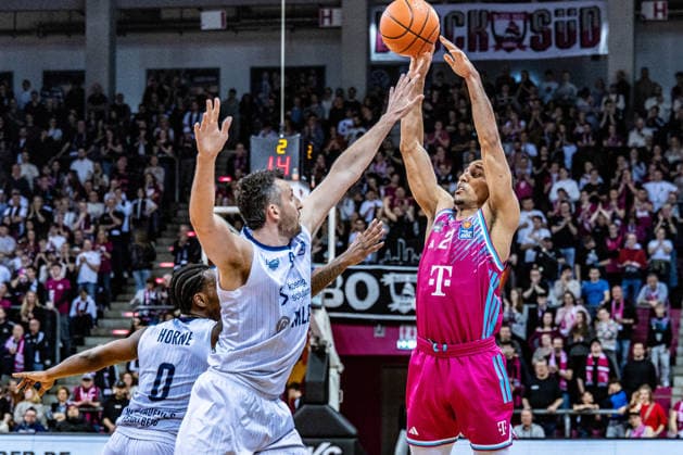Joel Sadu Aminu (Telekom Baskets Bonn, 21) bei einem seiner Korbwuerfe vs Paul Zipser (MLP Academics Heidelberg, 09) Telekom Baskets Bonn vs. MLP Academics Heidelberg, Basketball, easy Credit BBL, 27. Spieltag, 2025 2026, 02.04.2026 Telekom Baskets Bonn vs. MLP Academics Heidelberg, Basketball, easy Credit BBL, 27. Spieltag, 2025 2026, 02.04.2026 Bonn Copyright: xEibner-Pressefoto GerhardxWingenderx EP_GWR