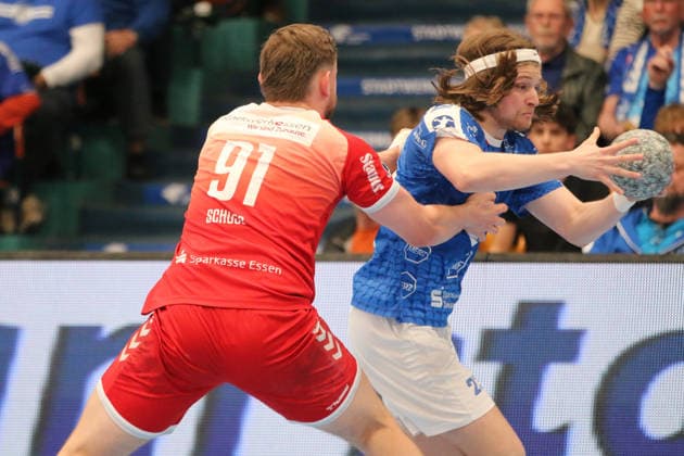 02.04.2026 Handball Herren 2025 2026 2. Handball-Bundesliga 26. Spieltag Dessau-Roßlauer HV 06 - TUSEM Essen Anhalt Arena Dessau Mika Schüler (Dessau, 23, blau) wird von Alexander Schoss (Essen, 91, rot) gehalten. Dessau-Roßlau Sachsen-Anhalt Deutschland