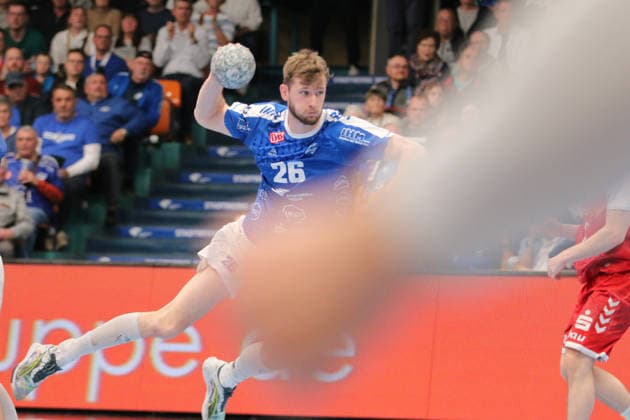 02.04.2026 Handball Herren 2025 2026 2. Handball-Bundesliga 26. Spieltag Dessau-Roßlauer HV 06 - TUSEM Essen Anhalt Arena Dessau Yannick Danneberg (Dessau, 26, blau) beim Torwurf. Dessau-Roßlau Sachsen-Anhalt Deutschland