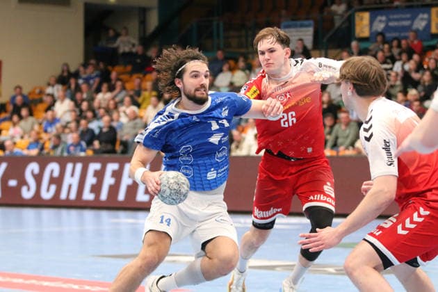 02.04.2026 Handball Herren 2025 2026 2. Handball-Bundesliga 26. Spieltag Dessau-Roßlauer HV 06 - TUSEM Essen Anhalt Arena Dessau Jakub Powarzynski (Dessau, 14, blau) setzt sich gegen Tom Wolf (Essen, 26, rot) durch. Dessau-Roßlau Sachsen-Anhalt Deutschland