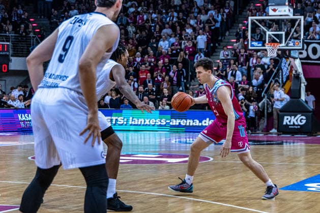Grayson Murphy (Telekom Baskets Bonn, 07) vs Osun Osunniyi (MLP Academics Heidelberg, 12) Telekom Baskets Bonn vs. MLP Academics Heidelberg, Basketball, easy Credit BBL, 27. Spieltag, 2025 2026, 02.04.2026 Telekom Baskets Bonn vs. MLP Academics Heidelberg, Basketball, easy Credit BBL, 27. Spieltag, 2025 2026, 02.04.2026 Bonn Copyright: xEibner-Pressefoto GerhardxWingenderx EP_GWR