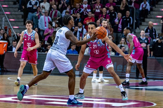 DJ Damariae Horne (MLP Academics Heidelberg, 00) vs Joel Sadu Aminu (Telekom Baskets Bonn, 21) Telekom Baskets Bonn vs. MLP Academics Heidelberg, Basketball, easy Credit BBL, 27. Spieltag, 2025 2026, 02.04.2026 Telekom Baskets Bonn vs. MLP Academics Heidelberg, Basketball, easy Credit BBL, 27. Spieltag, 2025 2026, 02.04.2026 Bonn Copyright: xEibner-Pressefoto GerhardxWingenderx EP_GWR