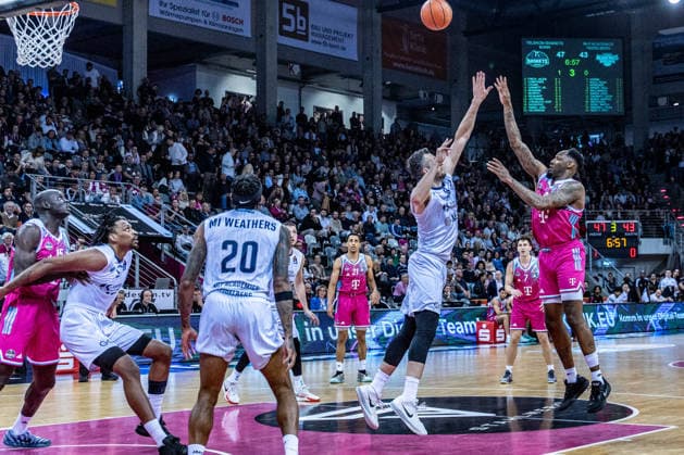 Jeff Garrett Jr. (Telekom Baskets Bonn, 04) vs Paul Zipser (MLP Academics Heidelberg, 09), Michael Weathers (MLP Academics Heidelberg, 20), Osun Osunniyi (MLP Academics Heidelberg, 12), Joel Sadu Aminu (Telekom Baskets Bonn, 21) Grayson Murphy (Telekom Baskets Bonn, 07) schauen zu Telekom Baskets Bonn vs. MLP Academics Heidelberg, Basketball, easy Credit BBL, 27. Spieltag, 2025 2026, 02.04.2026 Telekom Baskets Bonn vs. MLP Academics Heidelberg, Basketball, easy Credit BBL, 27. Spieltag, 2025 2026, 02.04.2026 Bonn Copyright: xEibner-Pressefoto GerhardxWingenderx EP_GWR