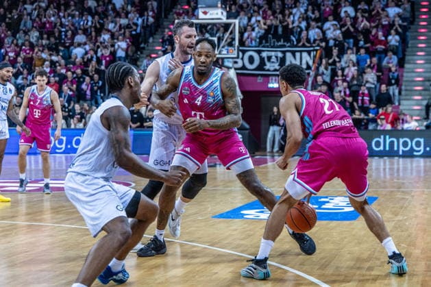 Joel Sadu Aminu (Telekom Baskets Bonn, 21), Jeff Garrett Jr. (Telekom Baskets Bonn, 04) vs Paul Zipser (MLP Academics Heidelberg, 09) und DJ Damariae Horne (MLP Academics Heidelberg, 00) Telekom Baskets Bonn vs. MLP Academics Heidelberg, Basketball, easy Credit BBL, 27. Spieltag, 2025 2026, 02.04.2026 Telekom Baskets Bonn vs. MLP Academics Heidelberg, Basketball, easy Credit BBL, 27. Spieltag, 2025 2026, 02.04.2026 Bonn Copyright: xEibner-Pressefoto GerhardxWingenderx EP_GWR