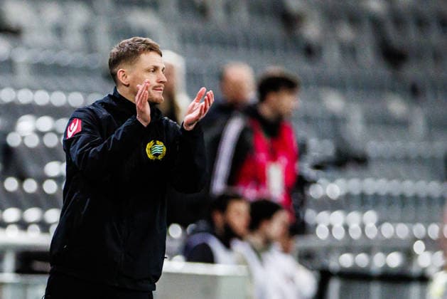 260402 coach William Strömberg during the UEFA Women s Europa Cup semifinal between Hammarby and Sparta Prague on April 2, 2026 in Stockholm. Photo: Kenta Jönsson BILDBYRAN COP 210 KJ0331 fotboll football soccer fotball europa cup hammarby sparta prague uefa womens europa cup semifinal dam bbeng Copyright: KENTAxJÖNSSON BB260402KJ055
