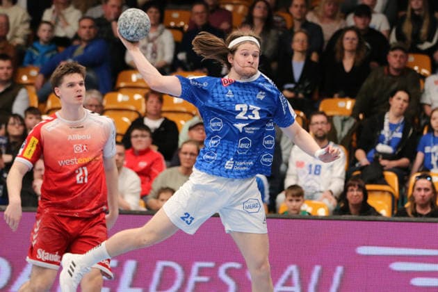 02.04.2026 Handball Herren 2025 2026 2. Handball-Bundesliga 26. Spieltag Dessau-Roßlauer HV 06 - TUSEM Essen Anhalt Arena Dessau Mika Schüler (Dessau, 23, blau) beim Torwurf. Dessau-Roßlau Sachsen-Anhalt Deutschland