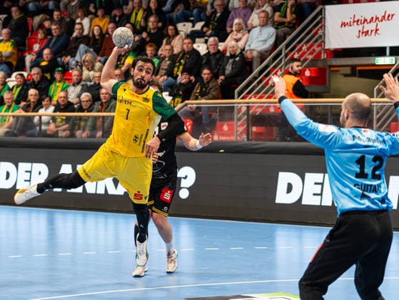 Pouya Norouzi (VfL Eintracht Hagen, 07) beim Torwurf gegen Pau Guitart Alguacil (HSG Krefeld Niederrhein, 12) VfL Eintracht Hagen vs. HSG Krefeld Niederrhein, Handball, 2. Bundesliga, 26. Spieltag, Saison 2025 2026, 02.04.2026 VfL Eintracht Hagen vs. HSG Krefeld Niederrhein, Handball, 2. Bundesliga, 26. Spieltag, Saison 2025 2026, 02.04.2026 Hagen Copyright: xEibner-Pressefoto Kruczynskix EP_DKI