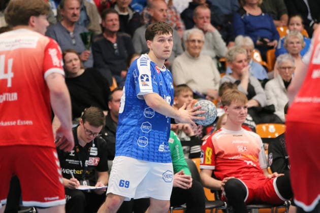 02.04.2026 Handball Herren 2025 2026 2. Handball-Bundesliga 26. Spieltag Dessau-Roßlauer HV 06 - TUSEM Essen Anhalt Arena Dessau Niklas Döbbel (Dessau, 69, blau) am Ball. Dessau-Roßlau Sachsen-Anhalt Deutschland