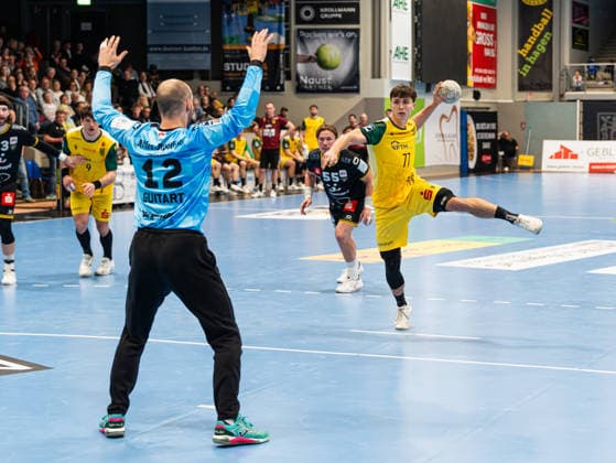 Luca Richter (VfL Eintracht Hagen, 77) beim Siebenmeter gegen Pau Guitart Alguacil (HSG Krefeld Niederrhein, 12) VfL Eintracht Hagen vs. HSG Krefeld Niederrhein, Handball, 2. Bundesliga, 26. Spieltag, Saison 2025 2026, 02.04.2026 VfL Eintracht Hagen vs. HSG Krefeld Niederrhein, Handball, 2. Bundesliga, 26. Spieltag, Saison 2025 2026, 02.04.2026 Hagen Copyright: xEibner-Pressefoto Kruczynskix EP_DKI