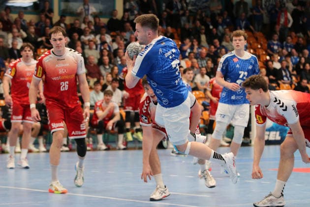 02.04.2026 Handball Herren 2025 2026 2. Handball-Bundesliga 26. Spieltag Dessau-Roßlauer HV 06 - TUSEM Essen Anhalt Arena Dessau Carl-Phillip Haake (Dessau, 7, blau) springt zum Wurf ab. Dessau-Roßlau Sachsen-Anhalt Deutschland