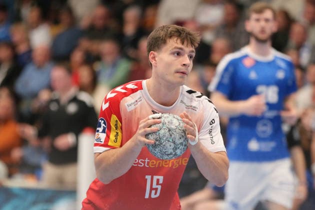 02.04.2026 Handball Herren 2025 2026 2. Handball-Bundesliga 26. Spieltag Dessau-Roßlauer HV 06 - TUSEM Essen Anhalt Arena Dessau Nils Homscheid (Essen, 15, rot) beim Freiwurf. Dessau-Roßlau Sachsen-Anhalt Deutschland