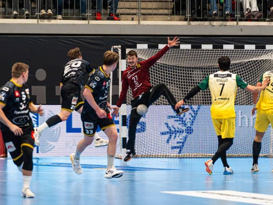 Dennis Wipf (VfL Eintracht Hagen, 27) pariert den Ball von Lukas Siegler (HSG Krefeld Niederrhein, 20) VfL Eintracht Hagen vs. HSG Krefeld Niederrhein, Handball, 2. Bundesliga, 26. Spieltag, Saison 2025 2026, 02.04.2026 VfL Eintracht Hagen vs. HSG Krefeld Niederrhein, Handball, 2. Bundesliga, 26. Spieltag, Saison 2025 2026, 02.04.2026 Hagen Copyright: xEibner-Pressefoto Kruczynskix EP_DKI