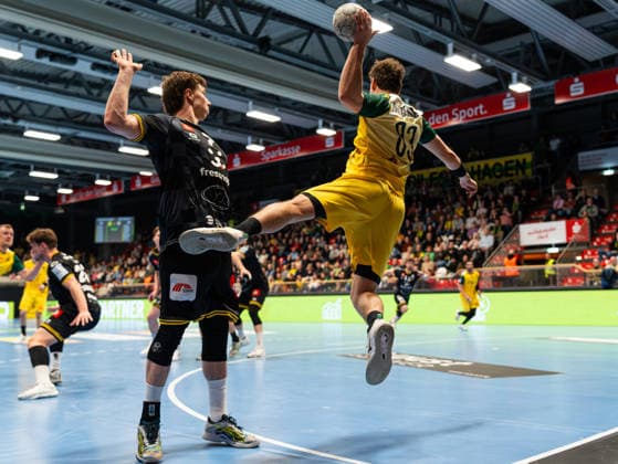 Pierre Busch (VfL Eintracht Hagen, 83) beim Torwurf, vorbei an Marvin Kix (HSG Krefeld Niederrhein, 07) VfL Eintracht Hagen vs. HSG Krefeld Niederrhein, Handball, 2. Bundesliga, 26. Spieltag, Saison 2025 2026, 02.04.2026 VfL Eintracht Hagen vs. HSG Krefeld Niederrhein, Handball, 2. Bundesliga, 26. Spieltag, Saison 2025 2026, 02.04.2026 Hagen Copyright: xEibner-Pressefoto Kruczynskix EP_DKI