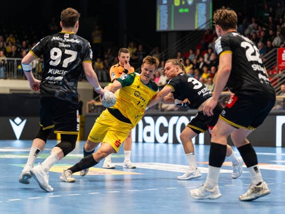 Niclas Pieczkowski (VfL Eintracht Hagen, 14) im Dribbling gegen Matija Mircic (HSG Krefeld Niederrhein, 97) und Joern Persson (HSG Krefeld Niederrhein, 34) VfL Eintracht Hagen vs. HSG Krefeld Niederrhein, Handball, 2. Bundesliga, 26. Spieltag, Saison 2025 2026, 02.04.2026 VfL Eintracht Hagen vs. HSG Krefeld Niederrhein, Handball, 2. Bundesliga, 26. Spieltag, Saison 2025 2026, 02.04.2026 Hagen Copyright: xEibner-Pressefoto Kruczynskix EP_DKI