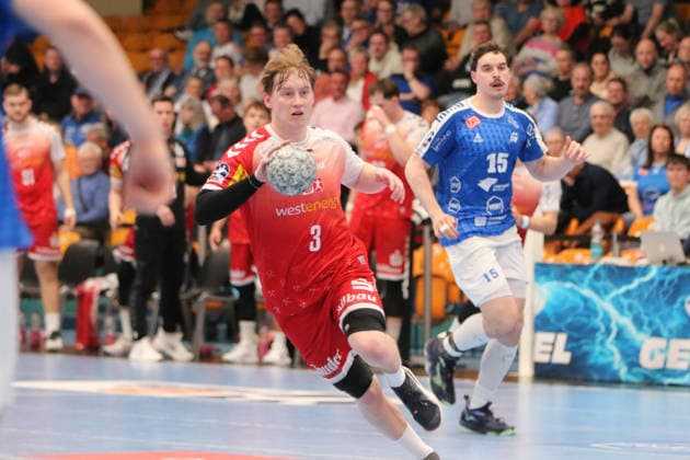 02.04.2026 Handball Herren 2025 2026 2. Handball-Bundesliga 26. Spieltag Dessau-Roßlauer HV 06 - TUSEM Essen Anhalt Arena Dessau Felix Mart (Essen, 3, rot) treibt den Ball nach vorne. Dessau-Roßlau Sachsen-Anhalt Deutschland