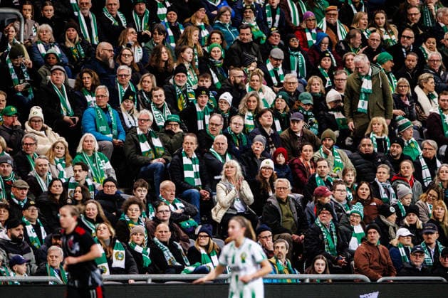 260402 Supporters of Hammarby during the UEFA Women s Europa Cup semifinal between Hammarby and Sparta Prague on April 2, 2026 in Stockholm. Photo: Kenta Jönsson BILDBYRAN COP 210 KJ0331 fotboll football soccer fotball europa cup hammarby sparta prague uefa womens europa cup semifinal dam bbeng Copyright: KENTAxJÖNSSON BB260402KJ080