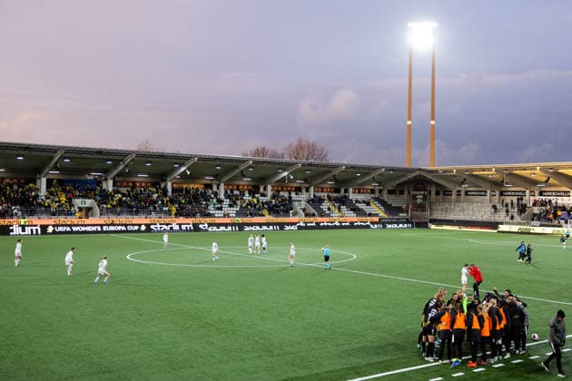 260402 Players and staff of Häcken gathered ahead of the second half of the UEFA Women s Europa Cup semifinal between Häcken and Eintracht Frankfurt on April 2, 2026 in Gothenburg. Photo: Michael Erichsen BILDBYRAN COP 89 MI0962 bbeng dam eintracht frankfurt europa cup football fotball fotboll häcken semifinal soccer uefa womens europa cup Copyright: MICHAELxERICHSEN BB260402MI092