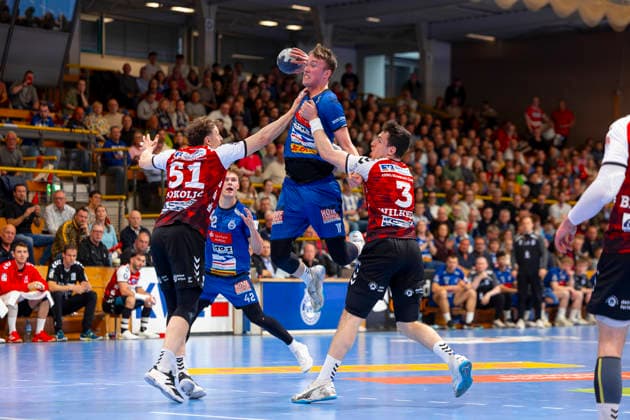 Ole Hagedorn (Nr. 10, VfL Luebeck-Schwartau) gegen Luka Sokolic (Nr. 51, HSG Nordhorn-Lingen) und Christian Wilhelm (Nr. 3, HSG Nordhorn-Lingen). VfL Luebeck-Schwartau vs. HSG Nordhorn-Lingen, Handball, 2. Bundesliga, 02.04.26 Luebeck Schleswig-Holstein Germany Copyright: xAgentur54GradÂ°x xFelixxKoenigx