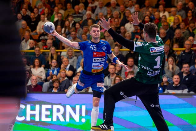 Jan-Eric Speckmann (Nr. 45, VfL Luebeck-Schwartau) gegen Kristian van der Merwe (Nr. 1, HSG Nordhorn-Lingen). VfL Luebeck-Schwartau vs. HSG Nordhorn-Lingen, Handball, 2. Bundesliga, 02.04.26 Luebeck Schleswig-Holstein Germany Copyright: xAgentur54GradÂ°x xFelixxKoenigx