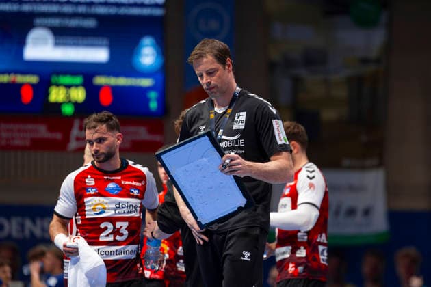 Mark Bult (Offizieller B, HSG Nordhorn-Lingen) nach dem Time Out. VfL Luebeck-Schwartau vs. HSG Nordhorn-Lingen, Handball, 2. Bundesliga, 02.04.26 Luebeck Schleswig-Holstein Germany Copyright: xAgentur54GradÂ°x xFelixxKoenigx
