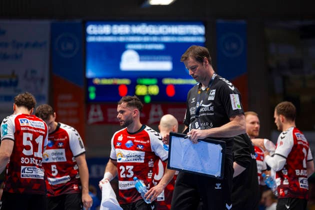Mark Bult (Offizieller B, HSG Nordhorn-Lingen) nach dem Time Out. VfL Luebeck-Schwartau vs. HSG Nordhorn-Lingen, Handball, 2. Bundesliga, 02.04.26 Luebeck Schleswig-Holstein Germany Copyright: xAgentur54GradÂ°x xFelixxKoenigx