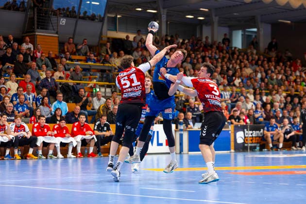 Ole Hagedorn (Nr. 10, VfL Luebeck-Schwartau) gegen Luka Sokolic (Nr. 51, HSG Nordhorn-Lingen) und Christian Wilhelm (Nr. 3, HSG Nordhorn-Lingen). VfL Luebeck-Schwartau vs. HSG Nordhorn-Lingen, Handball, 2. Bundesliga, 02.04.26 Luebeck Schleswig-Holstein Germany Copyright: xAgentur54GradÂ°x xFelixxKoenigx