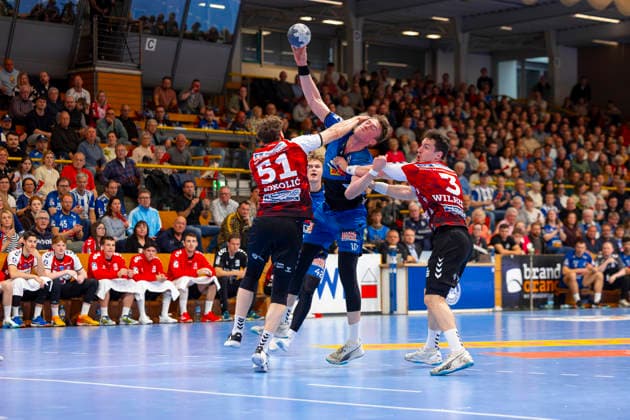 Ole Hagedorn (Nr. 10, VfL Luebeck-Schwartau) gegen Luka Sokolic (Nr. 51, HSG Nordhorn-Lingen) und Christian Wilhelm (Nr. 3, HSG Nordhorn-Lingen). VfL Luebeck-Schwartau vs. HSG Nordhorn-Lingen, Handball, 2. Bundesliga, 02.04.26 Luebeck Schleswig-Holstein Germany Copyright: xAgentur54GradÂ°x xFelixxKoenigx