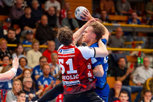Einar Nickelsen (Nr. 42, VfL Luebeck-Schwartau) gegen Luka Sokolic (Nr. 51, HSG Nordhorn-Lingen). VfL Luebeck-Schwartau vs. HSG Nordhorn-Lingen, Handball, 2. Bundesliga, 02.04.26 Luebeck Schleswig-Holstein Germany Copyright: xAgentur54GradÂ°x xFelixxKoenigx