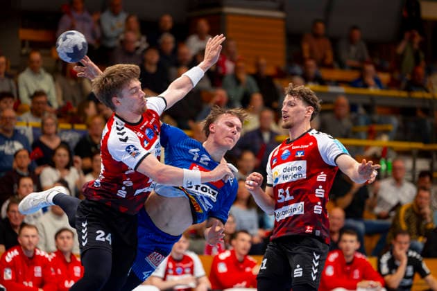 Einar Nickelsen (Nr. 42, VfL Luebeck-Schwartau) gegen Elias Ruddat (Nr. 24, HSG Nordhorn-Lingen). VfL Luebeck-Schwartau vs. HSG Nordhorn-Lingen, Handball, 2. Bundesliga, 02.04.26 Luebeck Schleswig-Holstein Germany Copyright: xAgentur54GradÂ°x xFelixxKoenigx