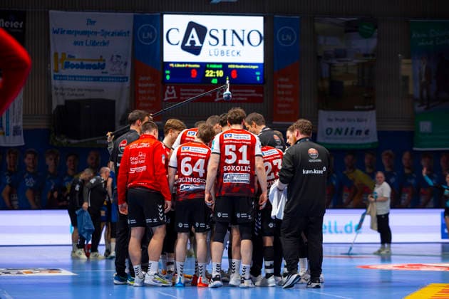 Nordhorns Spieler beim Time Out. VfL Luebeck-Schwartau vs. HSG Nordhorn-Lingen, Handball, 2. Bundesliga, 02.04.26 Luebeck Schleswig-Holstein Germany Copyright: xAgentur54GradÂ°x xFelixxKoenigx