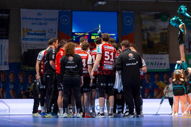 Nordhorns Spieler beim Time Out. VfL Luebeck-Schwartau vs. HSG Nordhorn-Lingen, Handball, 2. Bundesliga, 02.04.26 Luebeck Schleswig-Holstein Germany Copyright: xAgentur54GradÂ°x xFelixxKoenigx