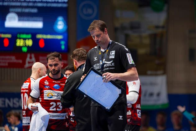 Mark Bult (Offizieller B, HSG Nordhorn-Lingen) nach dem Time Out. VfL Luebeck-Schwartau vs. HSG Nordhorn-Lingen, Handball, 2. Bundesliga, 02.04.26 Luebeck Schleswig-Holstein Germany Copyright: xAgentur54GradÂ°x xFelixxKoenigx