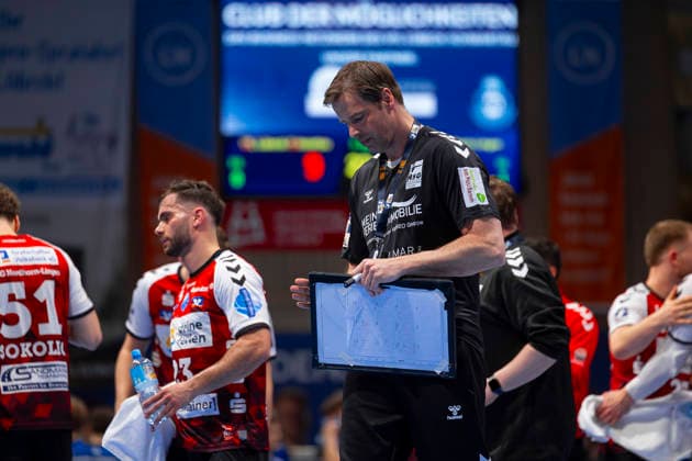 Mark Bult (Offizieller B, HSG Nordhorn-Lingen) nach dem Time Out. VfL Luebeck-Schwartau vs. HSG Nordhorn-Lingen, Handball, 2. Bundesliga, 02.04.26 Luebeck Schleswig-Holstein Germany Copyright: xAgentur54GradÂ°x xFelixxKoenigx