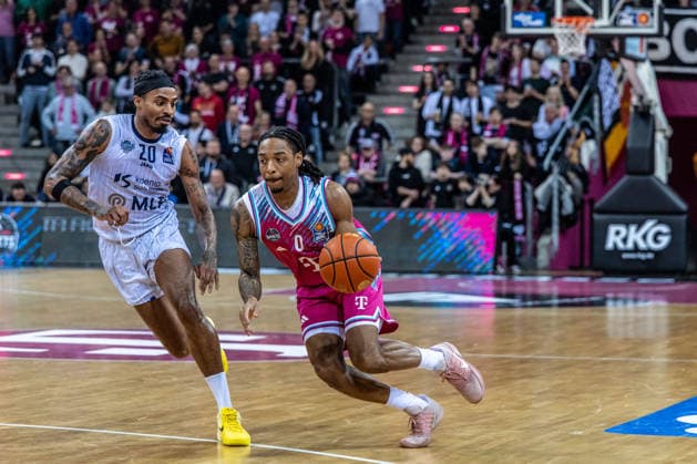 Jalen Finch (Telekom Baskets Bonn, 00) vs Michael Weathers (MLP Academics Heidelberg, 20) Telekom Baskets Bonn vs. MLP Academics Heidelberg, Basketball, easy Credit BBL, 27. Spieltag, 2025 2026, 02.04.2026 Telekom Baskets Bonn vs. MLP Academics Heidelberg, Basketball, easy Credit BBL, 27. Spieltag, 2025 2026, 02.04.2026 Bonn Copyright: xEibner-Pressefoto GerhardxWingenderx EP_GWR