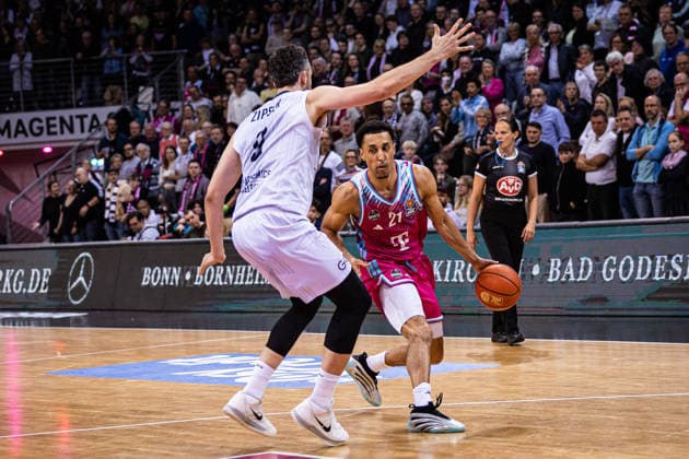 easyCredit Basketball Bundesliga: Telekom Baskets Bonn - MLP Academics Heidelberg; 02.04.2026 Joel Aminu (Telekom Baskets Bonn 21) gegen Paul Zipser (MLP ACADEMICS HEIDELBERG 9) - easyCredit Basketball Bundesliga: Telekom Baskets Bonn - MLP Academics Heidelberg; 02.04.2026, Telekom Dome Bonn Copyright: xBEAUTIFULxSPORTS Derixx