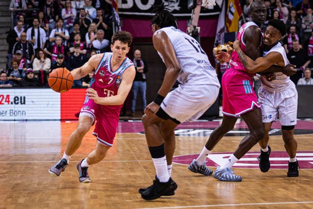 easyCredit Basketball Bundesliga: Telekom Baskets Bonn - MLP Academics Heidelberg; 02.04.2026 Grayson Murphy (Telekom Baskets Bonn 7) gegegn Osun Osunniyi (MLP ACADEMICS HEIDELBERG 12) - easyCredit Basketball Bundesliga: Telekom Baskets Bonn - MLP Academics Heidelberg; 02.04.2026, Telekom Dome Bonn Copyright: xBEAUTIFULxSPORTS Derixx