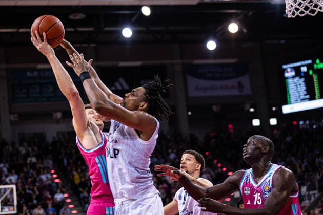 easyCredit Basketball Bundesliga: Telekom Baskets Bonn - MLP Academics Heidelberg; 02.04.2026 Patrick Heckmann (Telekom Baskets Bonn 33) gegeen Osun Osunniyi (MLP ACADEMICS HEIDELBERG 12) - easyCredit Basketball Bundesliga: Telekom Baskets Bonn - MLP Academics Heidelberg; 02.04.2026, Telekom Dome Bonn Copyright: xBEAUTIFULxSPORTS Derixx