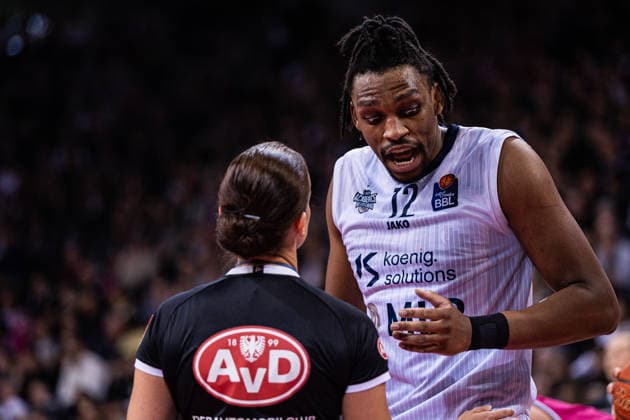 easyCredit Basketball Bundesliga: Telekom Baskets Bonn - MLP Academics Heidelberg; 02.04.2026 Osun Osunniyi (MLP ACADEMICS HEIDELBERG 12) ist mit einer Schiedsrichterentscheidung nicht einverstanden - easyCredit Basketball Bundesliga: Telekom Baskets Bonn - MLP Academics Heidelberg; 02.04.2026, Telekom Dome Bonn Copyright: xBEAUTIFULxSPORTS Derixx