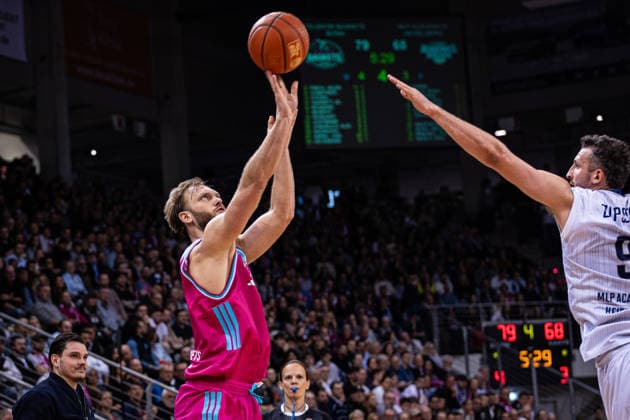 easyCredit Basketball Bundesliga: Telekom Baskets Bonn - MLP Academics Heidelberg; 02.04.2026 Melvin Jostmann (Telekom Baskets Bonn 12) beim Dreier - easyCredit Basketball Bundesliga: Telekom Baskets Bonn - MLP Academics Heidelberg; 02.04.2026, Telekom Dome Bonn Copyright: xBEAUTIFULxSPORTS Derixx