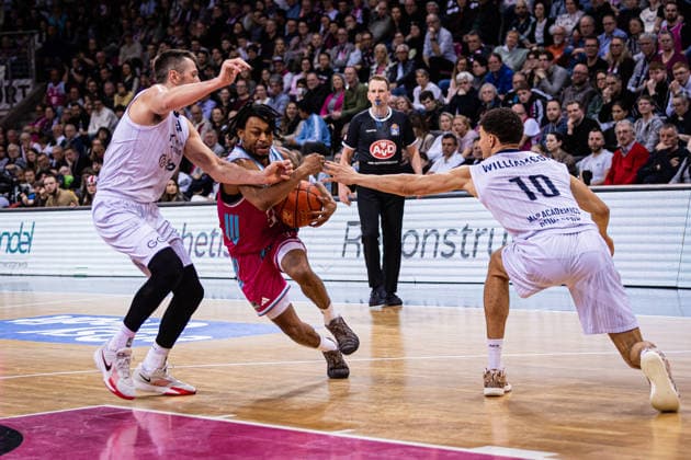 easyCredit Basketball Bundesliga: Telekom Baskets Bonn - MLP Academics Heidelberg; 02.04.2026 ;Zachery Cooks (Telekom Baskets Bonn 3) setzt sich durch - easyCredit Basketball Bundesliga: Telekom Baskets Bonn - MLP Academics Heidelberg; 02.04.2026, Telekom Dome Bonn Copyright: xBEAUTIFULxSPORTS Derixx