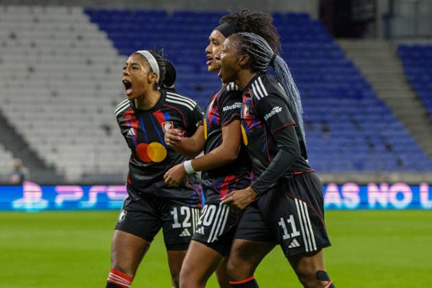 Lyon, Frankreich: 02. April 2026 - UEFA Women™s Champions League - Viertelfinale - Rückspiel - OL Lyonnes vs. VfL Wolfsburg Frauen Im Bild: v.li. die Zweite Torschützin Lily Yohannes (OL Lyonnes) macht das Tor zum 1:0 für Lyon und jubelt mit Ashley Lawrence (OL Lyonnes) und Kadidiatou Diani (OL Lyonnes) Copyright: HMBxMedia MadeleinexFantini